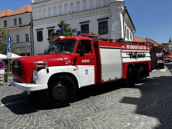 Hasiči v Sušici slavili ve velkém, ohromili vodní fontánou i spanilou jízdou