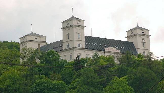 Pohled na hlavní budovu zámeckého areálu