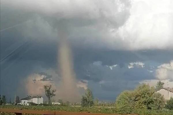 Severní Itálií se prohnala tornáda, jejich počet byl extrémně vysoký : Meteopress | Předpověď počasí, aktuální počasí