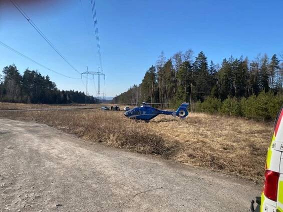 Namol opilá řidička v Řevnicích srazila cyklistu a ujela: Pro vážně zraněného muže letěl vrtulník