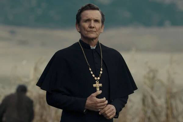 Sebastian Roché as Father Renaud in the series 1923. 
