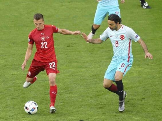 Vladimír Darida (vlevo) a Selcuk Inan z Turecka.