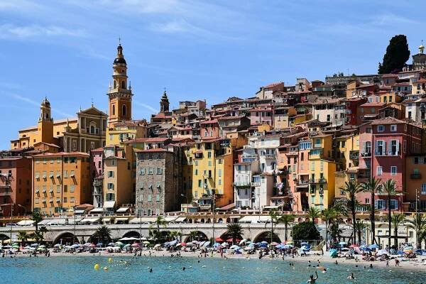 bezplatná Živé budovy s výhledem na živou pláž ve slunném Mentonu, Provence-Alpes-Côte d'Azur. Základová fotografie