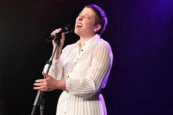 FOTO: Anna Slováčková do zpěvu dala všechno. – stránka 382