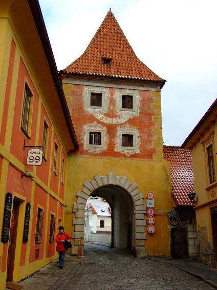 Soubor:Český Krumlov, budějovická brána.jpg – Wikipedie