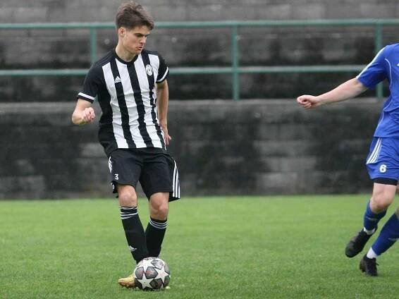Fotbalisté Holešova (v bíločerném) na úvod nového ročníku divize E doma porazili Nový Jičín 3:1.