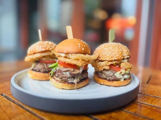 Aperitivo Hour ALL DAY today! 😎🎉

#ChevyChaseEats #HappyHour #DCFoodies #DrinkUpDC #CheersChevyChase #AllDayHappyHour #aperitivo