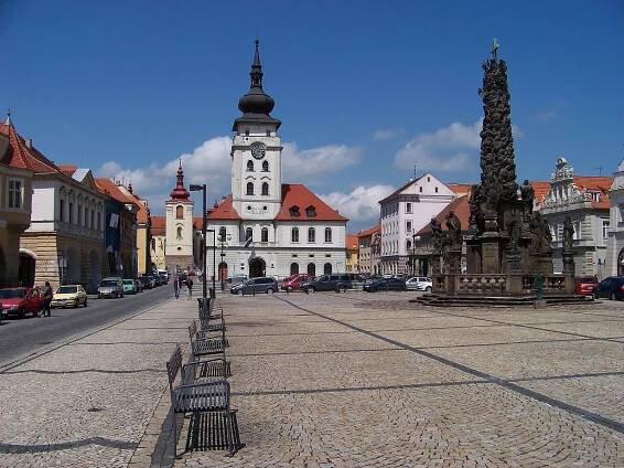 Soubor:Žatec, náměstí Svobody, radnice a trojiční sloup.jpg – Wikipedie