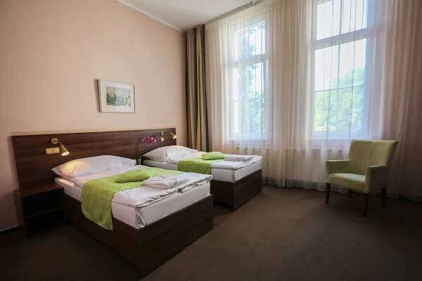 Hotel Zámeček **** · Oáza klidu u Labe s krásnou zahradou · 1 noc od 1 700 Kč · spokojenost 98,5 % · Lázně Poděbrady, a