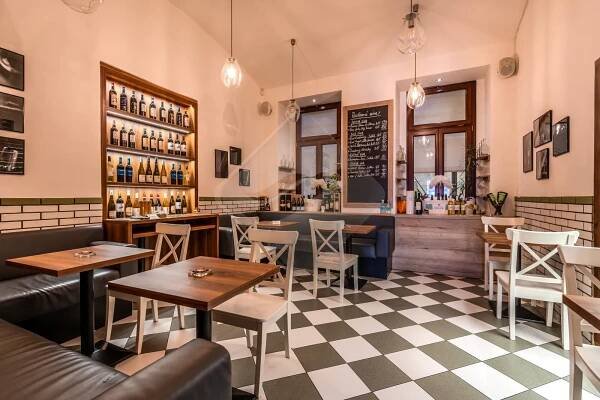 Nabízíme přenechání pronájmu zavedené kavárny/bistra, Praha 8 - Karlín | Duna House - Realitní kancelář