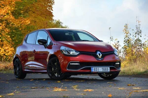 Test ojetiny: Poslední Renault Clio RS je rychlé a spolehlivé auto. Automat vám vadit nebude, pro začátečníky ale tohle Clio moc není