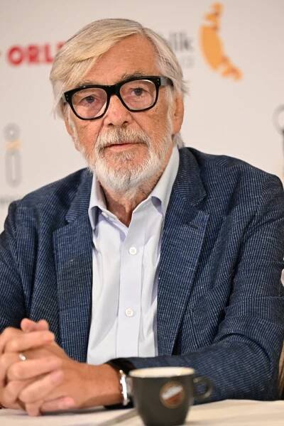 FOTO: Jiří Bartoška vypadá dobře. – stránka 175