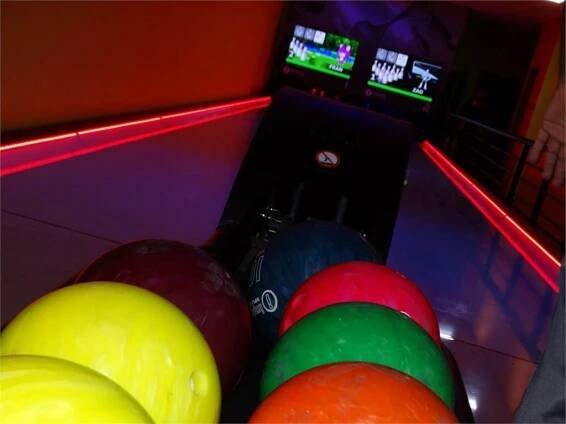 Bowling Café permite disfrutar a gente y público de todas las Edades.