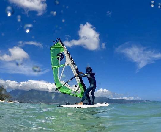 windsurfer kullen coble windsurfing kanaha beach maui