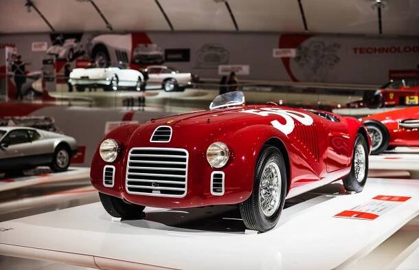 To nejlepší od Ferrari pod střechou od českého architekta: Navštivte Muzeum Enza Ferrariho v Modeně