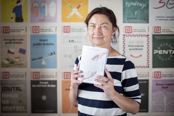 Pusťte mi Stupid Girl, ať se mi dobře spí. A můžete transplantovat. Ukázka z nové knihy Renaty Kalenské — Deník N