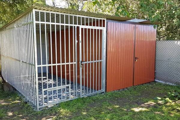 Plechová garáž 2,5x4 + kotec pro psa 2x4m – světle hnědá