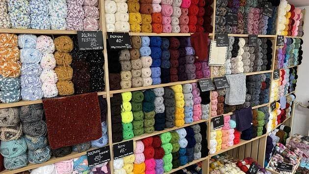 Pletení je trendy! Do galanterie v Olomouci míří hlavně mladí