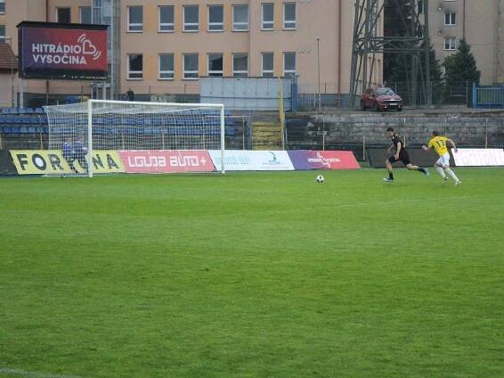 V utkání 26. kola druhé fotbalové ligy ztratil FC Vysočina Jihlava dvoubrankové vedení a s FK Varnsdorf (v černém) jen remizoval 3:3.