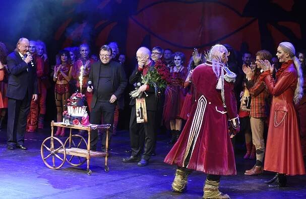 Autor Plesu upírů, slavný Michael Kunze: V Praze slavil narozeniny, od Janečka dostal Mosera! - Ples upírů
