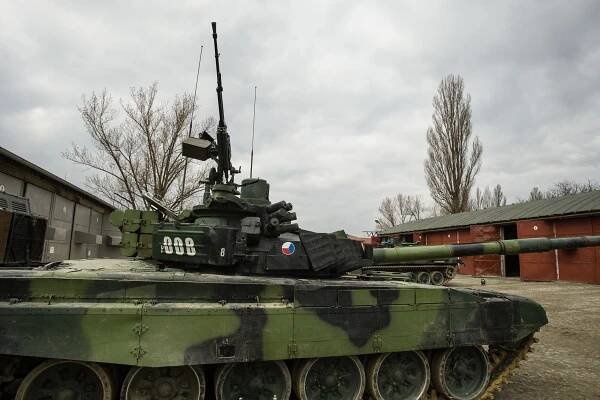 Jak se střílí z "téčka". Fotky z nitra tanku české armády