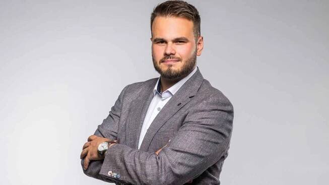 Nová výzva pro Papadopulose. Český reportér se připravuje na práci v Turecku