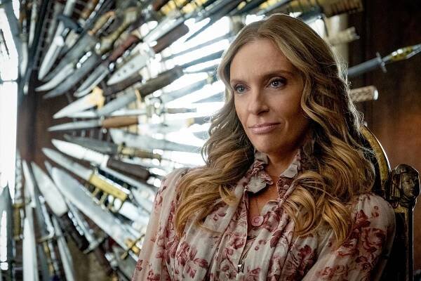 Toni Collette in Na nože (2019)