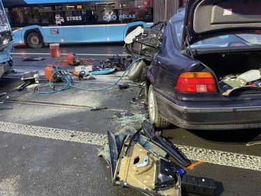 Smrtelná nehoda v Ostravě, auto se střetlo s tramvají, spolujezdec těžce zraněn