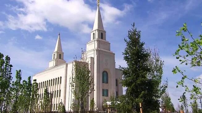 Mormoni rozjímají v luxusním svatostánku