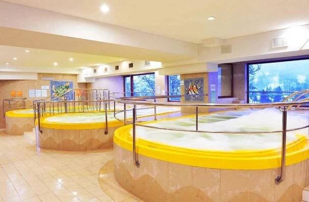 Bazén v ubytování Hotel Gołębiewski Wisła nebo v jeho okolí