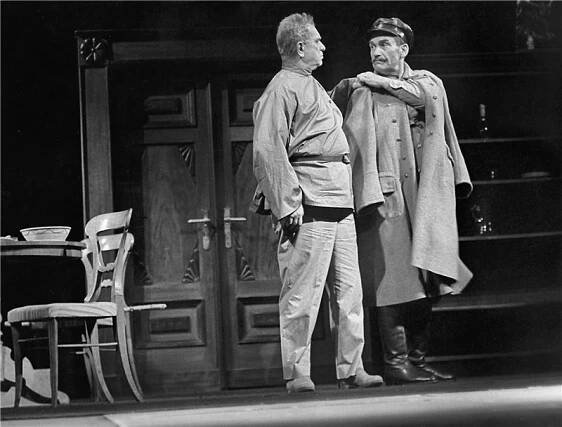 Sadař a stín - 30.06.1962, Zdeněk Štěpánek (Makkavejev), Ladislav Boháč (Pyljajev) Foto: Jaromír Svoboda