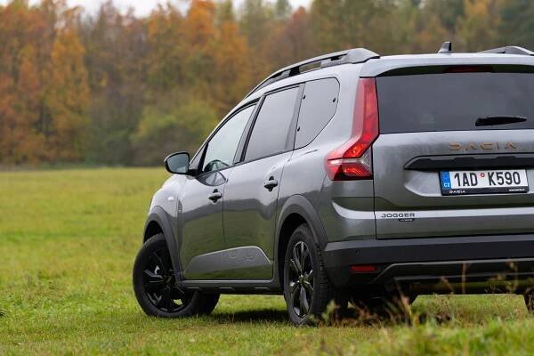 Dacia Jogger Hybrid spojuje úspornost s praktičností. Není ale pro každého, má totiž jednu větší slabinu