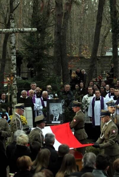 Tadeusz Mazowiecki spoczął w Laskach, obok żony Ewy - RMF 24