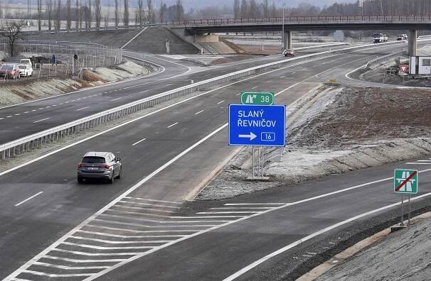 Otevřel se první letošní delší kus nové dálnice. Prodloužení D6 zkrátí cestu do Varů