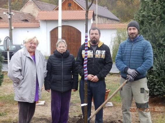 Sázení stromu svobody v Nehasicích - Oficiální stránka obce Bitozeves