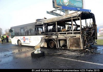 V Letňanech shořel autobus obchodního centra, v době příjezdu HZS byl téměř celý v plamenech
