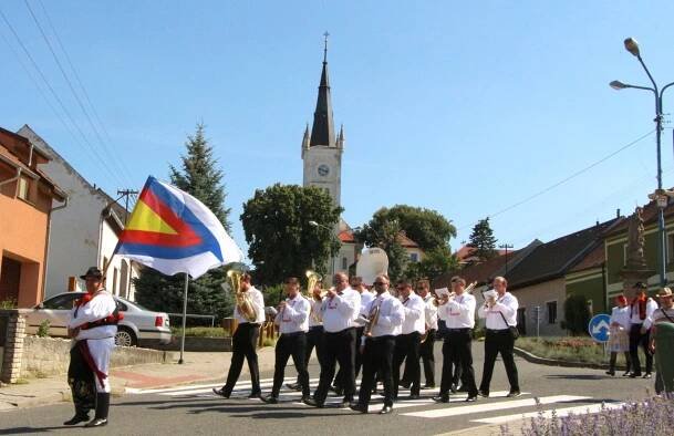 Ženáči tančili v Ostrožské Lhotě na hodech Československou besedu