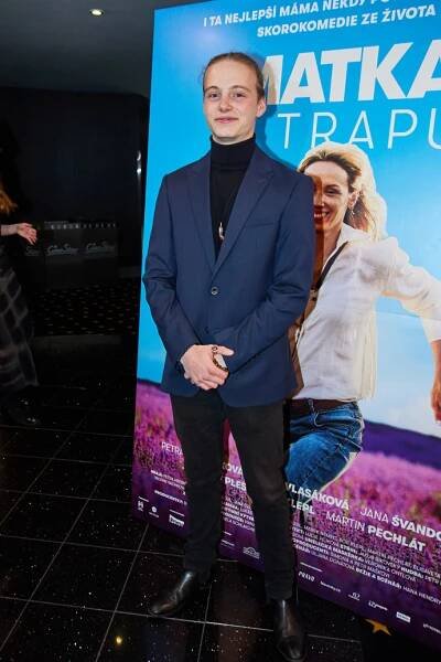 FOTO: Herec Matyáš Svoboda na premiéře.