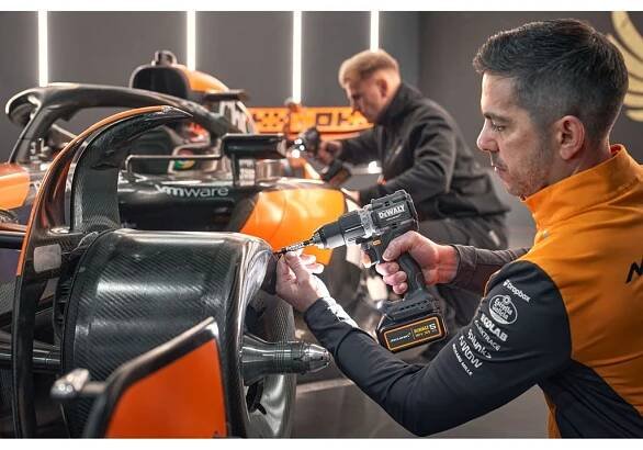 Aku příklepová vrtačka 18V/2x5,0Ah limitovaná edice McLaren DeWALT DCD85MP2T 