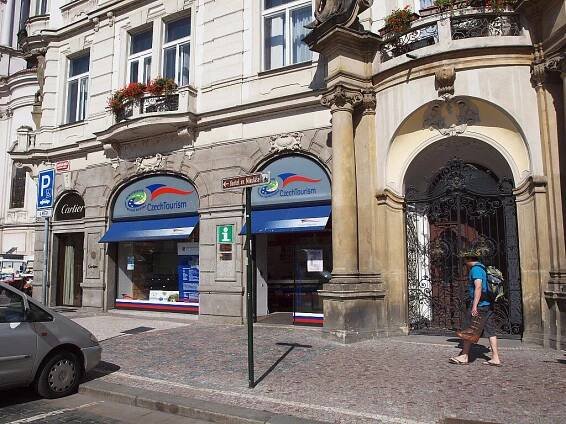 Dvorská zvířata si hladili v Praze