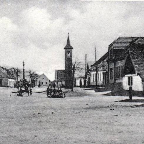 Sojovická náves někdy před rokem 1934. Archiv Karel Zahrádka