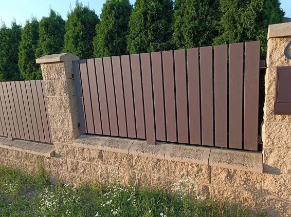 Plastové a dřevěné ploty Hradec Králové – odolné a stylové oplocení 