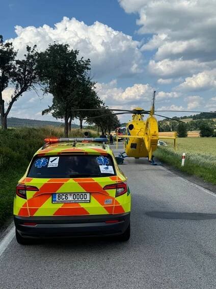 Tragédie na jihu Čech: Auto po srážce vjelo do protisměru, kde smetlo tři motorkáře najednou