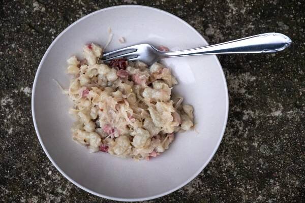 Strapačky se zelím a uzeným masem - Letem gastro světem