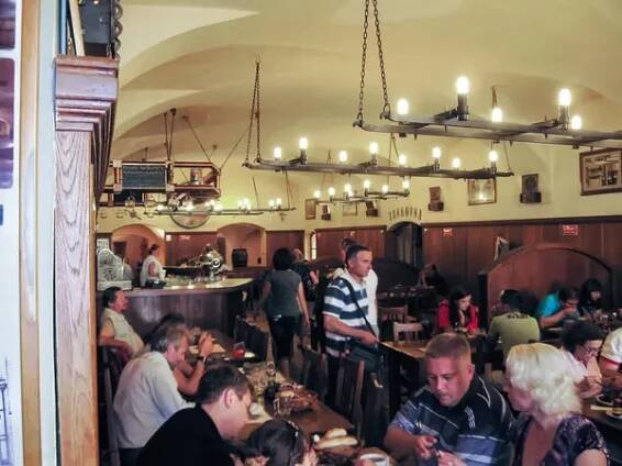 Praha, Česká republika, 31. července 2010: Návštěvníci v baru minipivovaru U Medvidku ve staré historické části Prahy v České republice — Stock obrázek