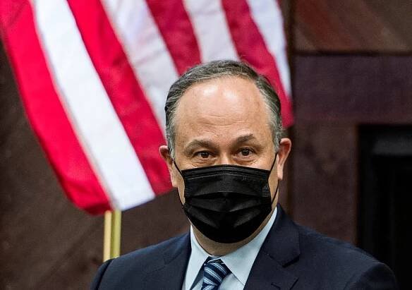 Druhý gentleman USA: Život pod drobnohledem nechtěl, co muže Harrisové drží při zemi?