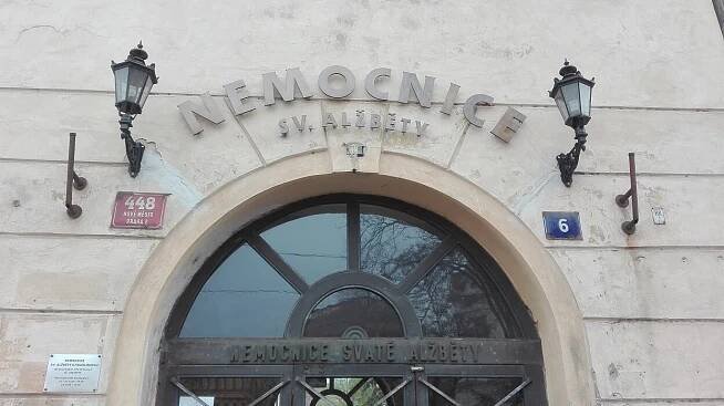 Nemocnice prosí o pomoc, chybí jí personál