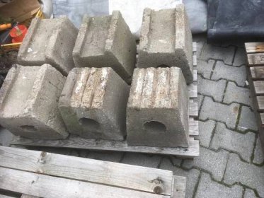 Betonové jehlany pod hráně dřeva 30x30x30cm cena za 6ks