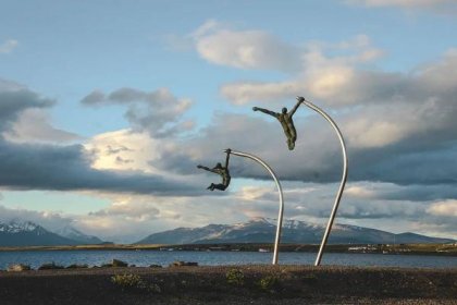 fliegende Skulpturen am Hafen von Puerto Natales