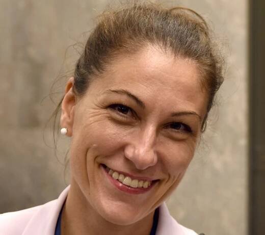 Eva Decroix padá ze skleněného útesu. Zároveň se u toho nepřestává usmívat – nechce se asi cítit jako oběť